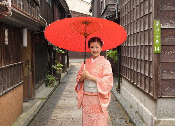 加賀小紋の着物は、ひがし茶屋街の風景によく馴染んでいます。 | 加賀
