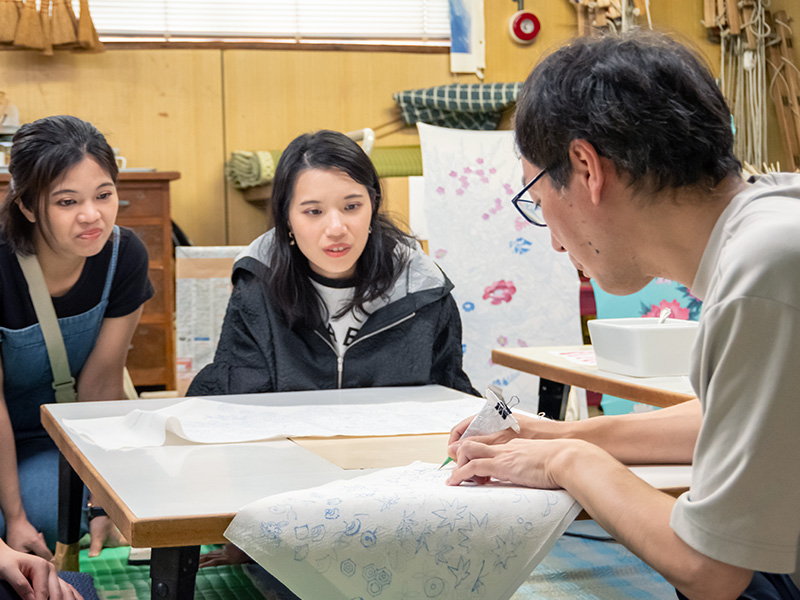 毎田染画工芸での工房訪問の様子